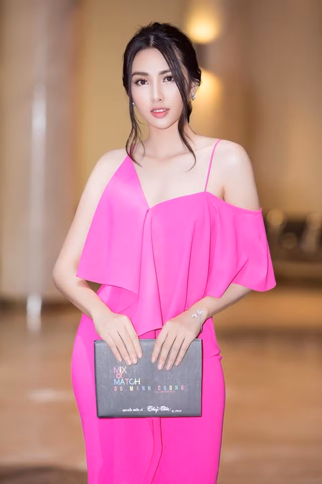 Chiếc váy hồng giúp cô nàng khoe làn da trắng nõn và bờ vai thon.Ảnh: FBNV.