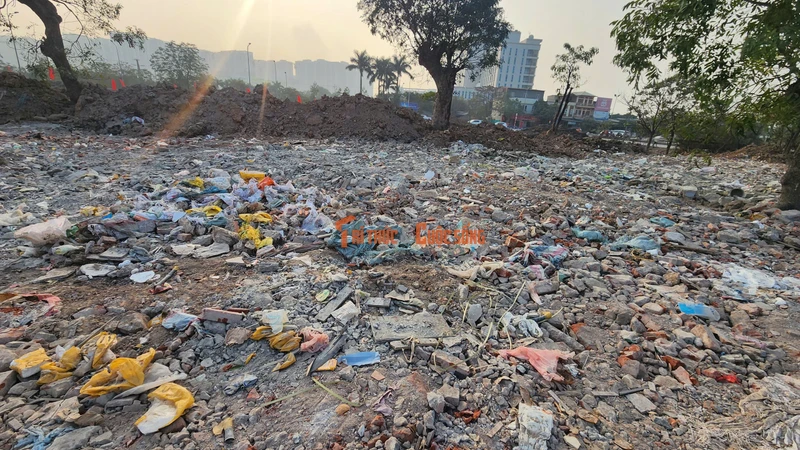 Hà Nội truy tìm đối tượng đổ trộm phế thải tại nút giao đường 70