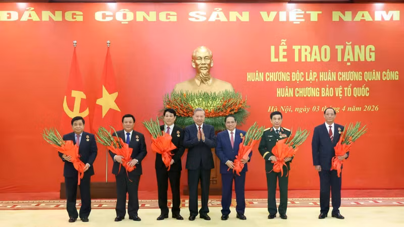 Chủ tịch nước, Thủ tướng, Bộ trưởng Bộ Quốc phòng nhận Huân chương cao quý