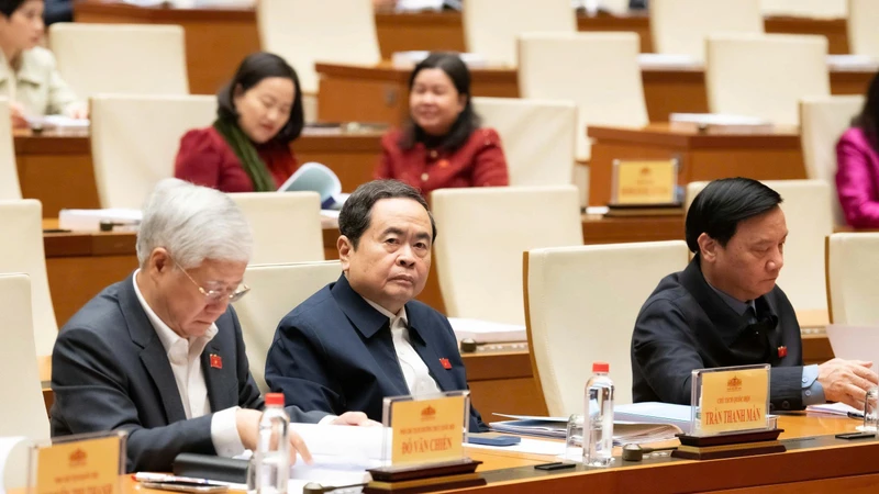 Thông qua danh sách 122 người ứng cử ĐBQH hoạt động chuyên trách khóa XVI