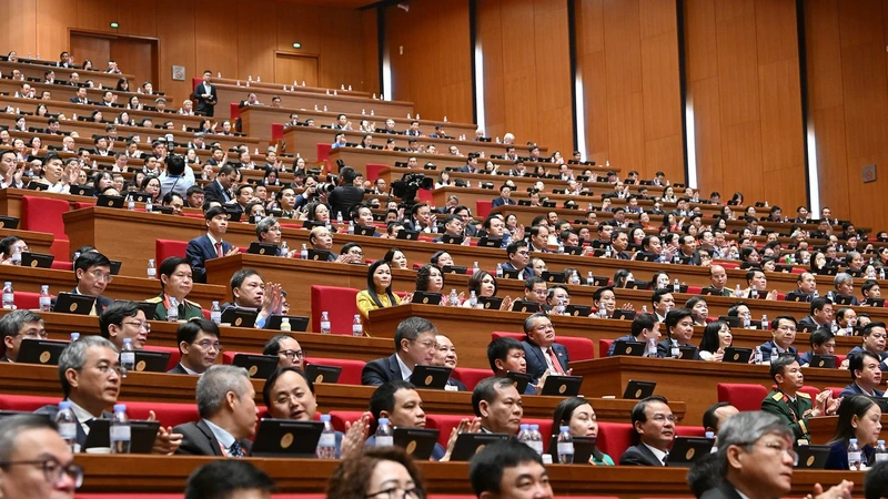 Các đại biểu dự phiên thảo luận tại hội trường về các Văn kiện Đại hội.