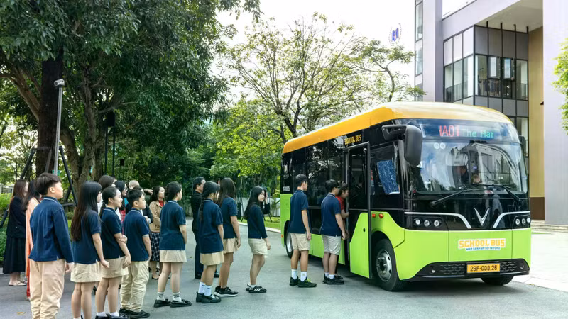 Thấy gì việc Quảng Ninh miễn phí xe buýt điện đưa đón học sinh
