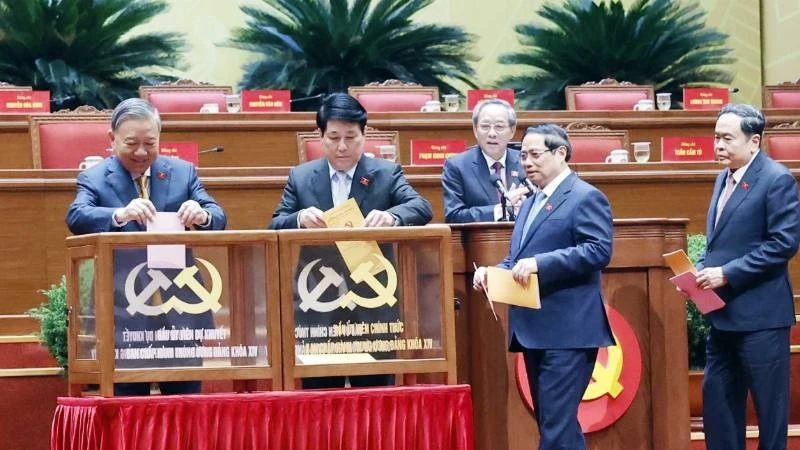 Tổng Bí thư Tô Lâm cùng các đồng chí lãnh đạo Đảng và Nhà nước bỏ phiếu bầu Ban Chấp hành Trung ương Đảng khóa XIV.