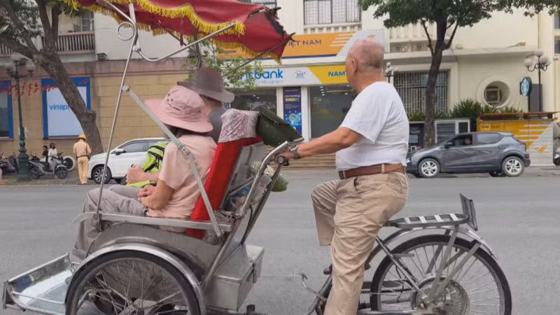 Xích lô 'độ' điện tung hoành phố cổ Hà Nội