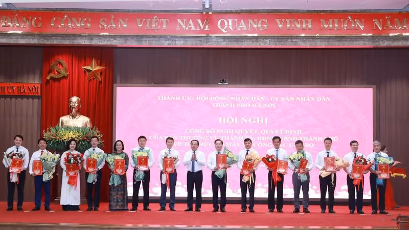 Công bố 40 quyết định nhân sự lãnh đạo sở, ngành và xã, phường ở Hà Nội