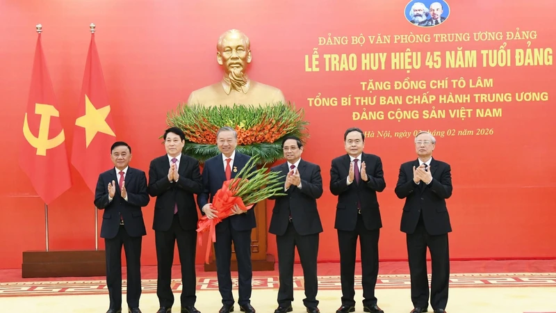 Tổng Bí thư Tô Lâm nhận Huy hiệu 45 năm tuổi Đảng