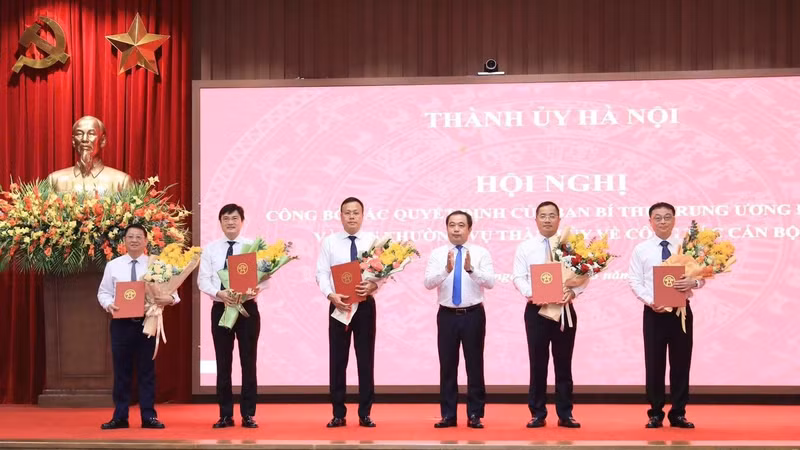 Hà Nội công bố nhiều quyết định về công tác cán bộ