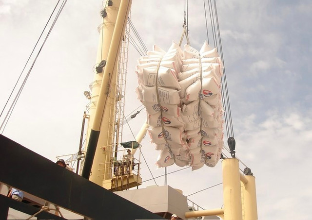 Một lô gạo của Tổng Công ty Lương thực miền Nam lên tàu để chuẩn bị xuất sang châu Phi