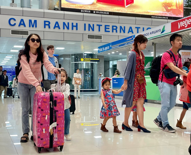 du-khach-cam-ranh-air-port.jpg