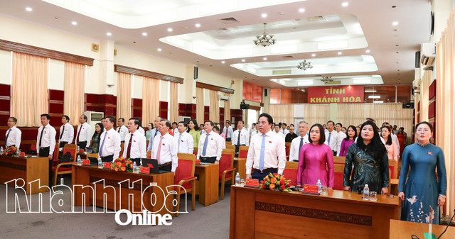 Các đại biểu thực hiện nghi lễ chào cờ khai mạc kỳ họp.