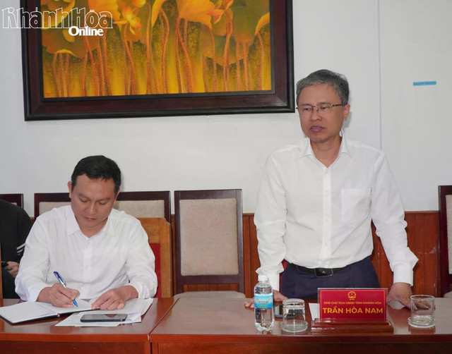 Đồng chí Trần Hòa Nam phát biểu tại cuộc họp.