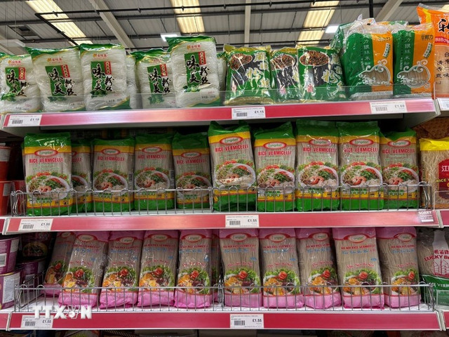 Các sản phẩm bún khô được bày bán trong siêu thị Loon Fung ở London. (Ảnh Hữu Tiến/TTXVN)
