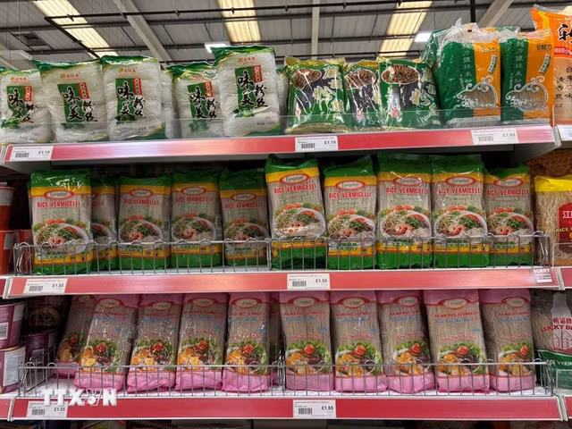 Các sản phẩm bún khô được bày bán trong siêu thị Loon Fung ở London. (Ảnh Hữu Tiến/TTXVN)