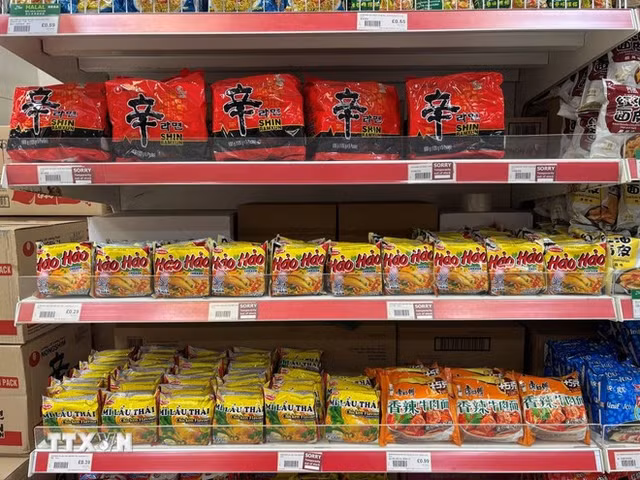 Các sản phẩm mì tôm được bày bán trong siêu thị Loon Fung ở London. (Ảnh Hữu Tiến/TTXVN)