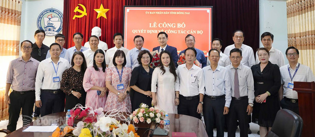 Các cá nhân nhận quyết định chụp ảnh cùng lãnh đạo Sở Nội vụ tỉnh Đồng Nai và tập thể cán bộ quản lý Trường đại học Đồng Nai. Ảnh: CTV