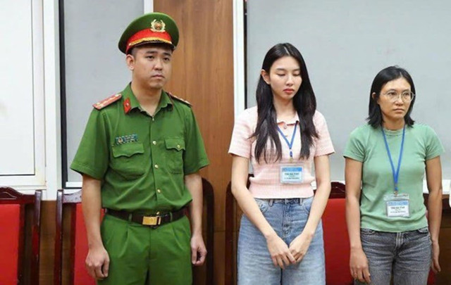 Hoa hậu Nguyễn Thúc Thùy Tiên (giữa) bị khởi tố, điều tra về tội &quot;Lừa dối khách hàng&quot; liên quan đến sản phẩm kẹo Kera. (Ảnh: Bộ Công an)