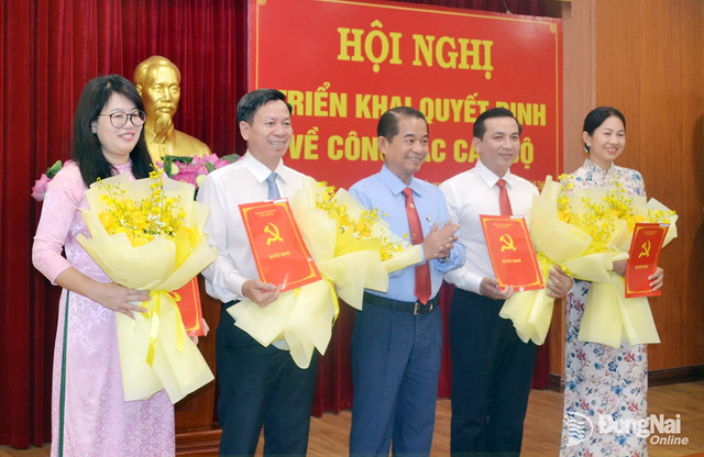 Đồng chí Thái Bảo, Phó Bí thư Tỉnh ủy, Trưởng ban Tổ chức Tỉnh ủy Đồng Nai chúc mừng các đồng chí nhận quyết định. Ảnh: Phương Hằng