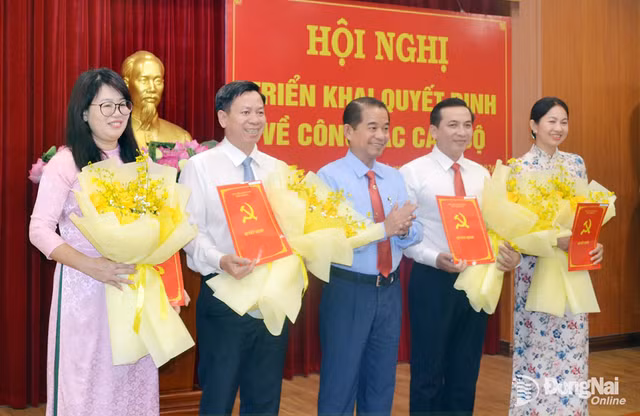 Đồng chí Thái Bảo, Phó Bí thư Tỉnh ủy, Trưởng ban Tổ chức Tỉnh ủy Đồng Nai chúc mừng các đồng chí nhận quyết định. Ảnh: Phương Hằng