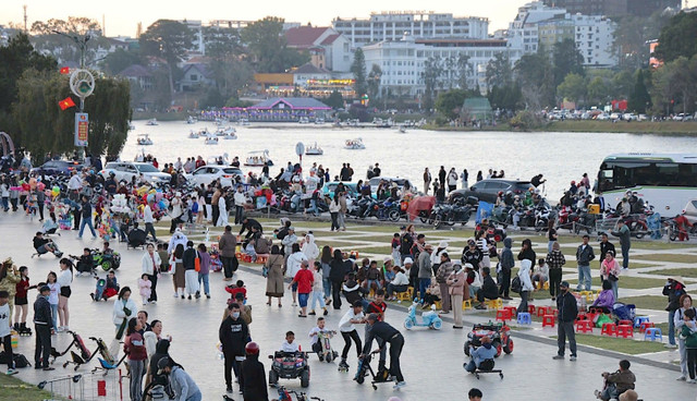 Lượng khách đổ về các điểm tham quan tăng mạnh trong những ngày cao điểm. Ảnh: Ánh Nguyệt