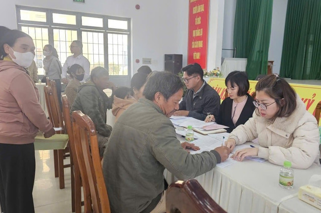 Người dân xã Ninh Gia làm thủ tục nhận tiền (Ảnh: Thi Vũ)