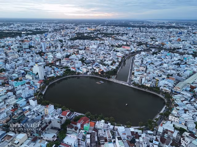 Một doanh nghiệp vừa gửi đến Chủ tịch UBND TP Cần Thơ Trần Văn Lâu một giải pháp chống ngập đường trong nội ô mà đơn vị cho là có cơ sở khoa học, vừa tiết kiệm, vừa có tính khả thi cao đó là gắn thêm hệ thống thu gom nước mưa ở những điểm thường xuyên ngập. Ảnh: H.X