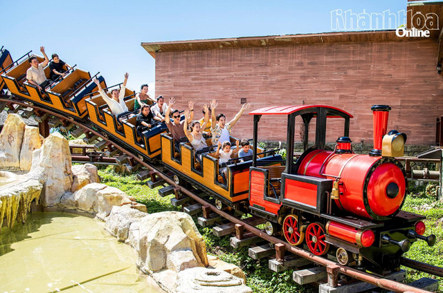 Du khách hào hứng với trò chơi tàu lượn ở VinWonders Nha Trang.
