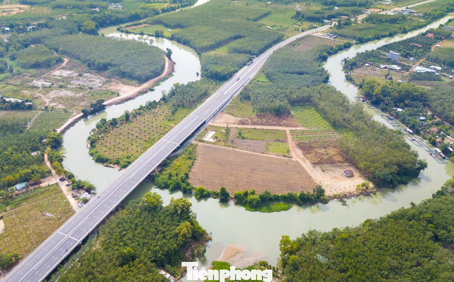 Công trình cầu thông xe hai năm rưỡi, đến đầu tháng 5/2025, mới chính thức được đặt tên. Cây cầu được lấy tên của hai tỉnh (Bình Dương cũ) và Tây Ninh ghép vào gọi là Bình Tây . Công trình cầu thông xe hai năm rưỡi, đến đầu tháng 5/2025, mới chính thức được đặt tên. Cây cầu được lấy tên của hai tỉnh (Bình Dương cũ) và Tây Ninh ghép vào gọi là Bình Tây .