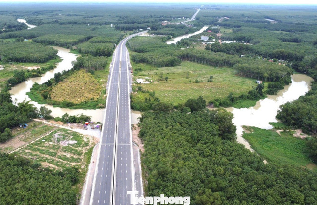 Đường dẫn và cầu nối TPHCM với Tây Ninh trị giá gần 1.000 tỷ đồng, chính thức thông xe cuối tháng 12/2022. Với dự án này, tỉnh Tây Ninh chịu trách nhiệm đầu tư dự án “Nâng cấp, mở rộng đường Đất Sét – Bến Củi” với tổng chiều dài hơn 12 km, kinh phí thực hiện hơn 510 tỷ đồng. Đường dẫn và cầu nối TPHCM với Tây Ninh trị giá gần 1.000 tỷ đồng, chính thức thông xe cuối tháng 12/2022. Với dự án này, tỉnh Tây Ninh chịu trách nhiệm đầu tư dự án “Nâng cấp, mở rộng đường Đất Sét – Bến Củi” với tổng chiều dài hơn 12 km, kinh phí thực hiện hơn 510 tỷ đồng.