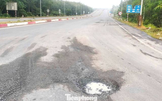 Ngày 1/11, theo ghi nhận của phóng viên báo Tiền Phong, những ngày qua, khu vực cầu đường nối TPHCM và Tây Ninh lại xuất hiện nhiều “ổ gà”. Ngày 1/11, theo ghi nhận của phóng viên báo Tiền Phong, những ngày qua, khu vực cầu đường nối TPHCM và Tây Ninh lại xuất hiện nhiều “ổ gà”.