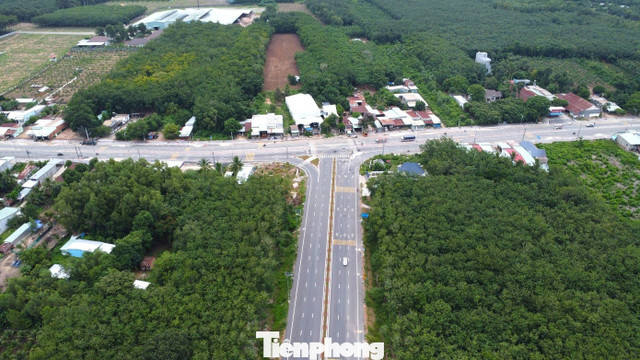 Phía TPHCM xây dựng đường và cầu kết nối. Đây là công trình giao thông cấp II, có quy mô 6 làn xe với mặt cắt ngang 25,5m cùng dải an toàn, lề bộ hành, gờ chắn và lan can. Dự án có chiều dài hơn 800 m, trong đó phần đường dẫn phía TPHCM dài 377,7m và phần đường dẫn phía Tây Ninh dài 92,2m. Phía TPHCM xây dựng đường và cầu kết nối. Đây là công trình giao thông cấp II, có quy mô 6 làn xe với mặt cắt ngang 25,5m cùng dải an toàn, lề bộ hành, gờ chắn và lan can. Dự án có chiều dài hơn 800 m, trong đó phần đường dẫn phía TPHCM dài 377,7m và phần đường dẫn phía Tây Ninh dài 92,2m.