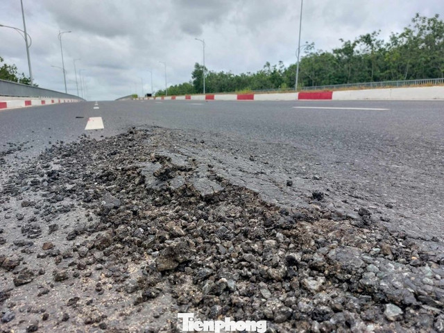 Trước đó báo Tiền Phong đã từng phản ánh, công trình cầu đường này khi đó chỉ đưa vào sử dụng nửa năm đã xuống cấp, xuất hiện “sống trâu”, “ổ gà”, khiến người dân lo ngại về chất lượng công trình. Ngay sau khi báo phản ánh, đơn vị thi công nhanh chóng khắc phục, tiến hành sửa chữa, chắp vá. Đến nay, công trình tiếp tục xuất hiện cảnh tượng tương tự. Trước đó báo Tiền Phong đã từng phản ánh, công trình cầu đường này khi đó chỉ đưa vào sử dụng nửa năm đã xuống cấp, xuất hiện “sống trâu”, “ổ gà”, khiến người dân lo ngại về chất lượng công trình. Ngay sau khi báo phản ánh, đơn vị thi công nhanh chóng khắc phục, tiến hành sửa chữa, chắp vá. Đến nay, công trình tiếp tục xuất hiện cảnh tượng tương tự.