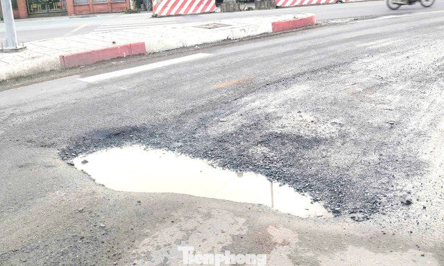 Hố lớn xuất hiện ở đoạn đường dẫn lên cầu Bình Tây. Hố lớn xuất hiện ở đoạn đường dẫn lên cầu Bình Tây.