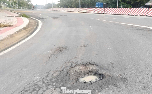 Một người dân ở xã Dầu Tiếng, TPHCM cho biết, đoạn đường dẫn lên cầu Bình Tây hướng từ ĐT.744 (TPHCM) qua tỉnh Tây Ninh, xuất hiện nhiều hố lớn. Vào buổi tối, do hạn chế tầm nhìn, không ít người đi xe máy té ngã khi cán qua “ổ gà ”. Một người dân ở xã Dầu Tiếng, TPHCM cho biết, đoạn đường dẫn lên cầu Bình Tây hướng từ ĐT.744 (TPHCM) qua tỉnh Tây Ninh, xuất hiện nhiều hố lớn. Vào buổi tối, do hạn chế tầm nhìn, không ít người đi xe máy té ngã khi cán qua “ổ gà ”.