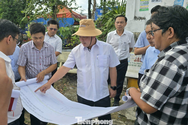 Ông Nguyễn Văn Hòa - Phó Chủ tịch UBND TP. Cần Thơ - kiểm tra dự án.