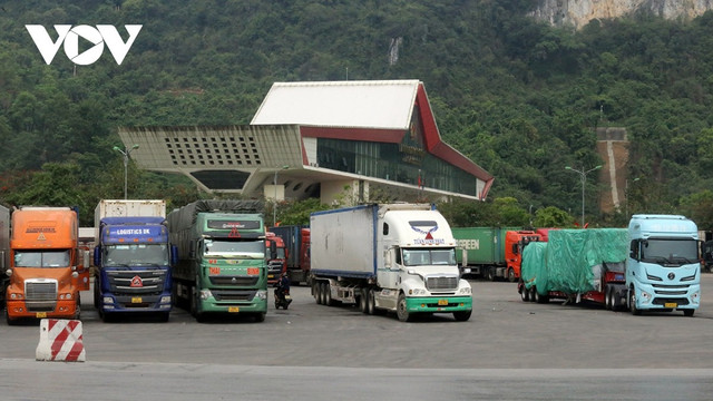 Bộ Công Thương đề nghị sở công thương các tỉnh biên giới tăng thời tăng thời gian thông quan hàng hóa tại các cửa khẩu, đặc biệt đối với các mặt hàng nông sản xuất khẩu của Việt Nam