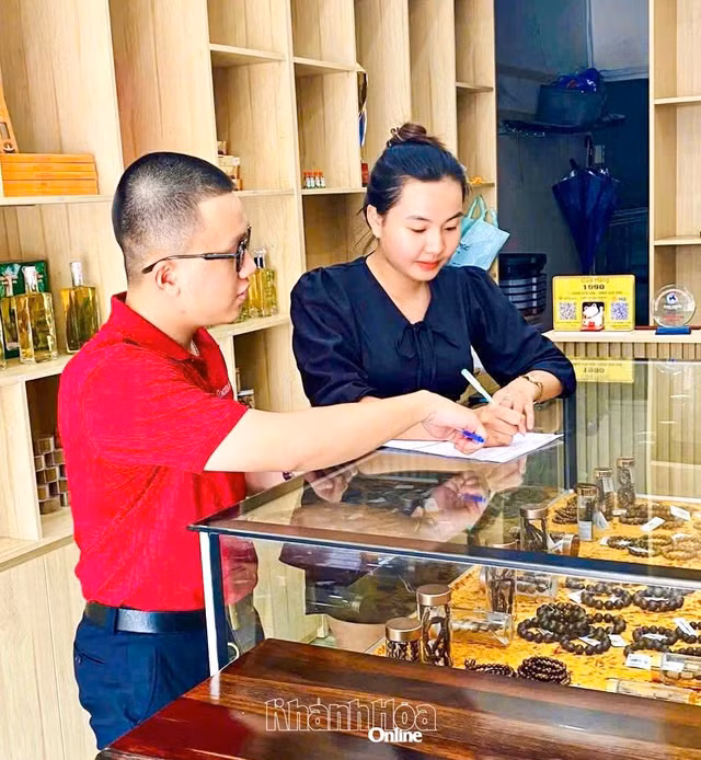 Nhân viên Agribank hướng dẫn hộ kinh doanh mở tài khoản thanh toán phục vụ hoạt động kinh doanh.