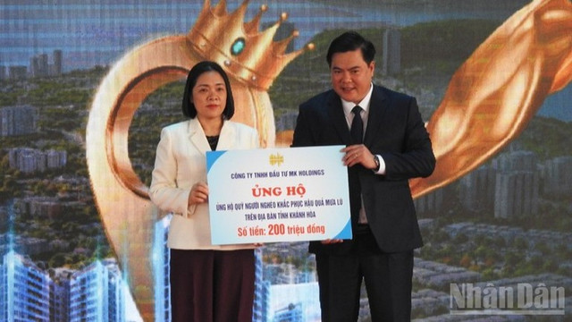 Đại diện nhà đầu tư dự án trao bảng tượng trưng số tiền ủng hộ "Quỹ Người nghèo" tỉnh Khánh Hòa.