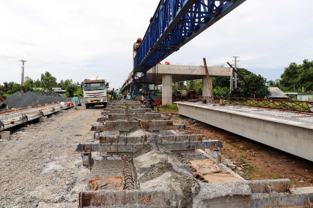 Thanh tra Chính phủ cũng vừa công bố kết luận thanh tra tại Dự án thành phần 2 (đoạn qua TP. Cần Thơ cũ) và Dự án thành phần 4 (đoạn qua Sóc Trăng cũ) của tuyến cao tốc Châu Đốc - Cần Thơ - Sóc Trăng giai đoạn 1. Dự án thành phần 2 và 4 có tổng mức đầu tư lần lượt 9.725 tỷ đồng và 12.000 tỷ đồng, từ ngân sách nhà nước. Khi chưa hợp nhất tỉnh thành, Dự án thành phần 2 do Cần Thơ làm chủ đầu tư, Dự án thành phần 4 do tỉnh Sóc Trăng làm chủ đầu tư.
