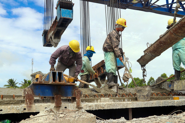 Tại dự án cao tốc, Thanh tra Chính phủ phát hiện hồ sơ mời thầu thiếu quy định về hành vi bị cấm, tiêu chí kỹ thuật và bảo đảm cạnh tranh. Hợp đồng với nhà thầu còn sử dụng nhà thầu phụ trái quy định. Chủ đầu tư chưa phê duyệt tiến độ chi tiết theo giai đoạn, không xử lý nhà thầu chậm tiến độ; tư vấn giám sát thiếu báo cáo định kỳ, không kiểm tra thường xuyên. Năng lực Ban quản lý dự án chưa đảm bảo khi nhiều cán bộ chưa có hoặc đã hết hạn chứng chỉ hành nghề; nhà thầu tư vấn giám sát và thi công đều huy động nhân sự, thiết bị không đúng hợp đồng.