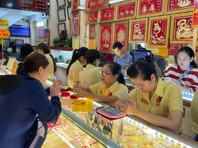 Khách chủ yếu đến mua vàng trang sức tại Mi Hồng.