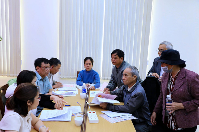 Người dân làm các thủ tục nhận tiền bồi thường giải phóng mặt bằng cao tốc Bảo Lộc - Liên Khương