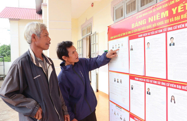 Cử tri thôn Buôn Chuối, xã Nam Ban Lâm Hà nghiên cứu tiểu sử tóm tắt của các ứng cử viên đại biểu HĐND tỉnh và đại biểu HĐND xã