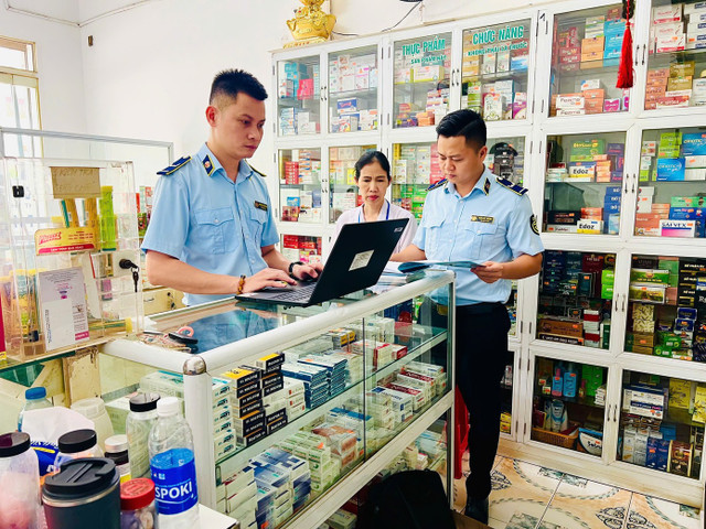 Các đơn vị chức năng chủ động vào cuộc, tăng cường kiểm tra, giám sát thị trường dược và mỹ phẩm.