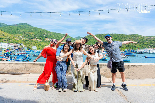 Đoàn famtrip của Scoot Air khảo sát du lịch Khánh Hòa. Ảnh: CRTC