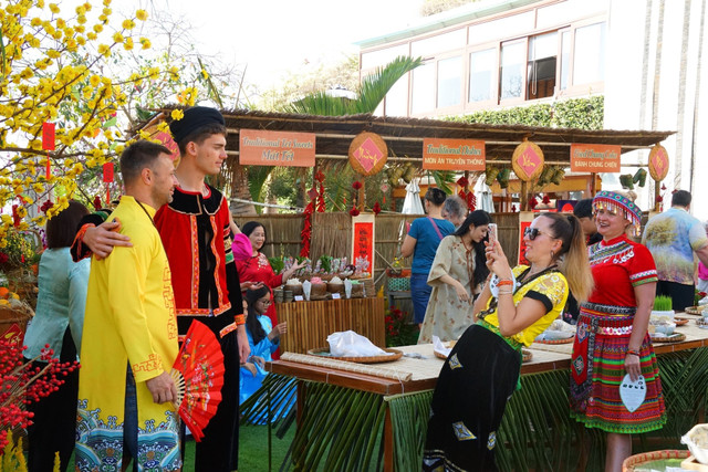 Du khách quốc tế tại Lễ hội Bánh chưng ở phường Mũi Né. Ảnh: Quang Nhân