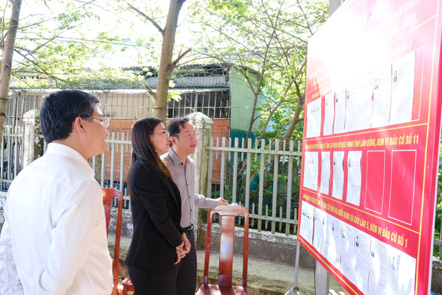 Trưởng Ban Tổ chức Tỉnh ủy Tôn Thiện Đồng kiểm tra công tác chuẩn bị bầu cử tại xã Bảo Lâm 5