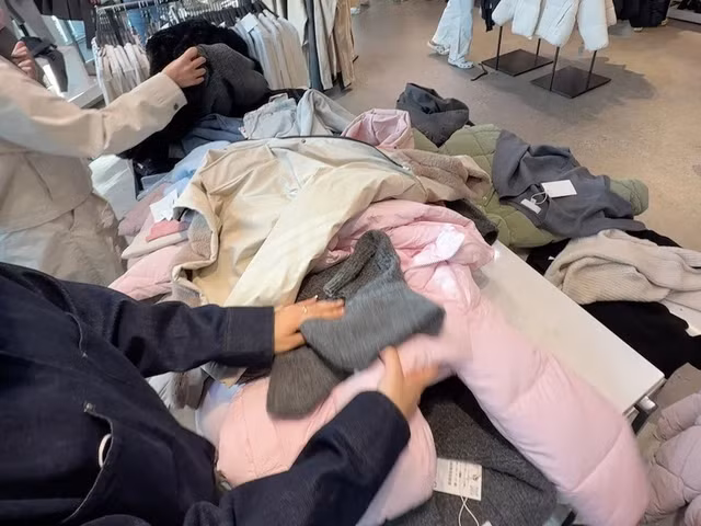 Quầy hàng sale lộn xộn khi các sản phẩm liên tục được chuyền qua tay nhiều lượt khách, sắp xếp không còn phân theo mẫu mã, size như mặc định.