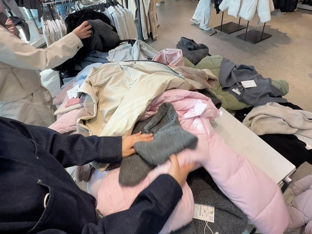 Quầy hàng sale lộn xộn khi các sản phẩm liên tục được chuyền qua tay nhiều lượt khách, sắp xếp không còn phân theo mẫu mã, size như mặc định.