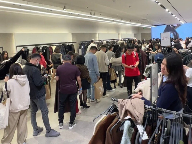 Hàng dài xếp hàng chờ thanh toán tại gian hàng trong trung tâm thương mại.