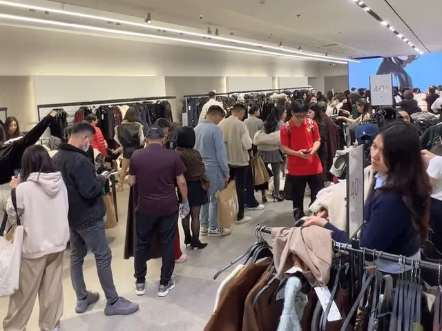 Hàng dài xếp hàng chờ thanh toán tại gian hàng trong trung tâm thương mại.